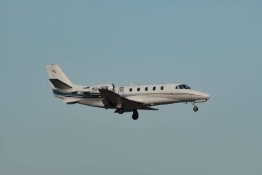 Zürih, İsviçre, 16 Ocak 2024 YU-SPB Pembe Cessna 560XL XLS uçağı Davos 'taki dünya ekonomik forumu sırasında 14. piste yaklaşmaktadır.