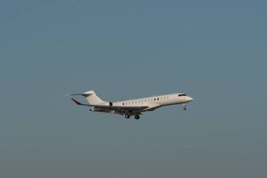 Zürih, İsviçre, 16 Ocak 2024 N-750PB Bombardier Global 7500 uçağı Davos 'taki dünya ekonomik forumu sırasında 14. piste yaklaşırken