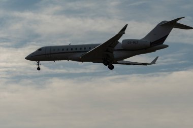 Zürih, İsviçre, 16 Ocak 2024 CS-GLD Net Jets Europe Bombacı Global 6000 uçağı Davos 'taki dünya ekonomik forumu sırasında 14. piste yaklaşırken