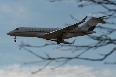 Zürih, İsviçre, 16 Ocak 2024 CS-GLD Net Jets Europe Bombacı Global 6000 uçağı Davos 'taki dünya ekonomik forumu sırasında 14. piste yaklaşırken