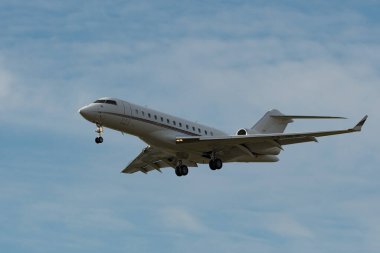 Zürih, İsviçre, 16 Ocak 2024 CS-GLD Net Jets Europe Bombacı Global 6000 uçağı Davos 'taki dünya ekonomik forumu sırasında 14. piste yaklaşırken