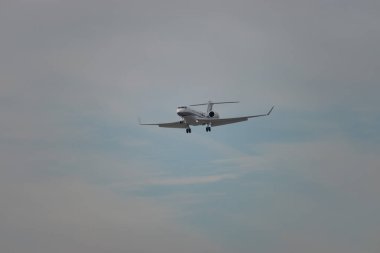 Zürih, İsviçre, 16 Ocak 2024 A7-CGI Katar Yöneticisi Gulfstream G650ER uçağı Davos 'taki dünya ekonomik forumu sırasında 14. piste yaklaşırken