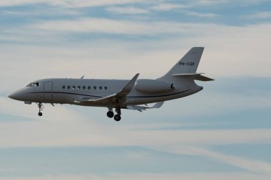 Zürih, İsviçre, 16 Ocak 2024 PH-CGV Air Alsie Dassault Falcon 2000LXS uçağı Davos 'taki dünya ekonomik forumu sırasında 14. piste iniyor.