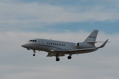 Zürih, İsviçre, 16 Ocak 2024 PH-CGV Air Alsie Dassault Falcon 2000LXS uçağı Davos 'taki dünya ekonomik forumu sırasında 14. piste iniyor.