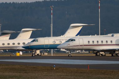 Zürih, İsviçre, 16 Ocak 2024 CS-CHB Net Jets Europe Bombacı Challenger 350 uçağı Davos 'taki dünya ekonomik forumu sırasında ABD Hava Kuvvetleri Körfezi C-37B uçağının önüne park ediyor.