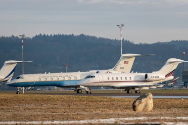 Zürih, İsviçre, 16 Ocak 2024 CS-CHB Net Jets Europe Bombacı Challenger 350 uçağı Davos 'taki dünya ekonomik forumu sırasında ABD Hava Kuvvetleri Körfezi C-37B uçağının önüne park ediyor.