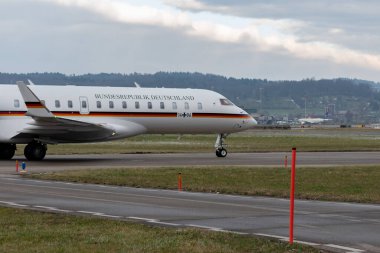 Zürih, İsviçre, 15 Ocak 2024 Alman Hava Kuvvetleri Bombacısı Global 6000 uçak Davos 'taki dünya ekonomik forumu sırasında geliyor.