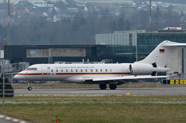 Zürih, İsviçre, 15 Ocak 2024 Alman Hava Kuvvetleri Bombacısı Global 6000 uçak Davos 'taki dünya ekonomik forumu sırasında geliyor.