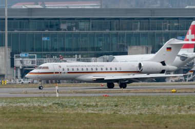 Zürih, İsviçre, 15 Ocak 2024 Alman Hava Kuvvetleri Bombacısı Global 6000 uçak Davos 'taki dünya ekonomik forumu sırasında geliyor.