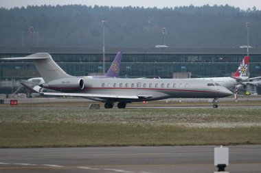 Zürih, İsviçre, 15 Ocak 2024 9H-VIL Vista Jet Bombardier Global 7500 uçakları Davos 'ta düzenlenen dünya ekonomik forumu sırasında gökyüzünde uçuyor.