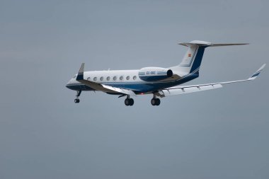 Zürih, İsviçre, 15 Ocak 2024 EC-OBZ Gulfstream G650ER uçağı Davos 'taki dünya ekonomik forumu sırasında 14. piste son yaklaşımında