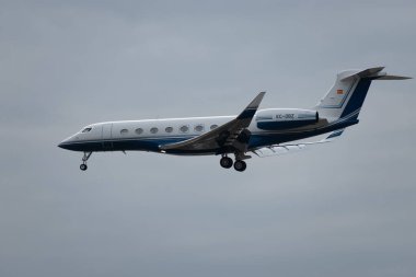 Zürih, İsviçre, 15 Ocak 2024 EC-OBZ Gulfstream G650ER uçağı Davos 'taki dünya ekonomik forumu sırasında 14. piste son yaklaşımında