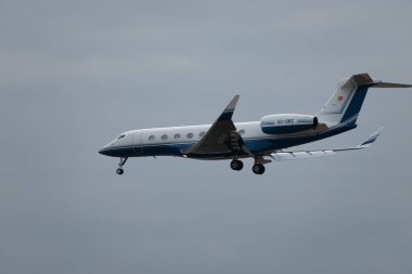 Zürih, İsviçre, 15 Ocak 2024 EC-OBZ Gulfstream G650ER uçağı Davos 'taki dünya ekonomik forumu sırasında 14. piste son yaklaşımında