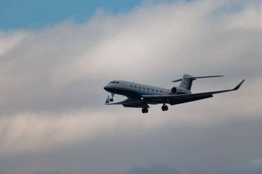 Zürih, İsviçre, 15 Ocak 2024 EC-OBZ Gulfstream G650ER uçağı Davos 'taki dünya ekonomik forumu sırasında 14. piste son yaklaşımında