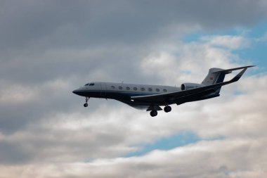 Zürih, İsviçre, 15 Ocak 2024 EC-OBZ Gulfstream G650ER uçağı Davos 'taki dünya ekonomik forumu sırasında 14. piste son yaklaşımında