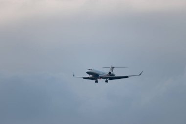 Zürih, İsviçre, 15 Ocak 2024 EC-OBZ Gulfstream G650ER uçağı Davos 'taki dünya ekonomik forumu sırasında 14. piste son yaklaşımında