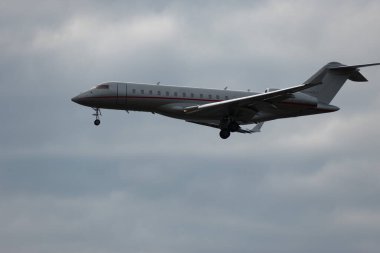 Zürih, İsviçre, 15 Ocak 2024 9H-VJE Vista Jet Bombacısı Global 6000 uçak Davos 'taki dünya ekonomik forumu sırasında 14. piste iniyor.