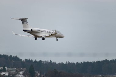 Zürih, İsviçre, 15 Ocak 2024 I-SEAV Snam Servizi Aerei Gulfstream G280 uçağı Davos 'taki dünya ekonomik forumu sırasında 14. piste iniyor.
