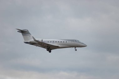 Zürih, İsviçre, 15 Ocak 2024 I-SEAV Snam Servizi Aerei Gulfstream G280 uçağı Davos 'taki dünya ekonomik forumu sırasında 14. piste iniyor.