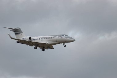 Zürih, İsviçre, 15 Ocak 2024 I-SEAV Snam Servizi Aerei Gulfstream G280 uçağı Davos 'taki dünya ekonomik forumu sırasında 14. piste iniyor.