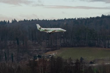 Zürih, İsviçre, 15 Ocak 2024 CS-EFF Luxaviation Cessna 560XL Citation XLS + uçak Davos 'taki dünya ekonomik forumu sırasında 14. piste iniyor.