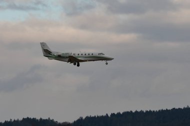 Zürih, İsviçre, 15 Ocak 2024 CS-EFF Luxaviation Cessna 560XL Citation XLS + uçak Davos 'taki dünya ekonomik forumu sırasında 14. piste iniyor.