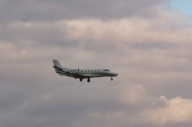 Zürih, İsviçre, 15 Ocak 2024 CS-EFF Luxaviation Cessna 560XL Citation XLS + uçak Davos 'taki dünya ekonomik forumu sırasında 14. piste iniyor.