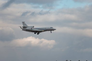 Zürih, İsviçre, 15 Ocak 2024 TC-OIL Dassault Falcon 7X uçağı Davos 'taki dünya ekonomik forumu sırasında 14. piste son yaklaşımında.