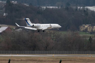 Zürih, İsviçre, 15 Ocak 2024 N-651XA Gulfstream G650ER uçağı Davos 'taki dünya ekonomik forumu sırasında 14. piste iniyor.