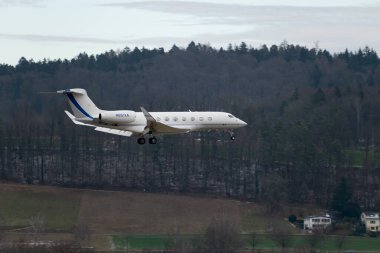 Zürih, İsviçre, 15 Ocak 2024 N-651XA Gulfstream G650ER uçağı Davos 'taki dünya ekonomik forumu sırasında 14. piste iniyor.