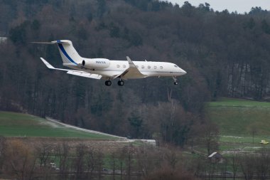 Zürih, İsviçre, 15 Ocak 2024 N-651XA Gulfstream G650ER uçağı Davos 'taki dünya ekonomik forumu sırasında 14. piste iniyor.