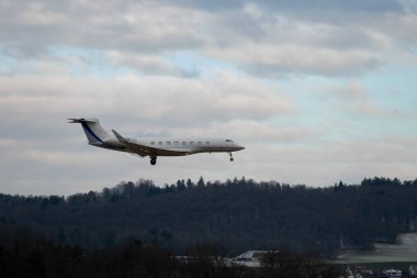 Zürih, İsviçre, 15 Ocak 2024 N-651XA Gulfstream G650ER uçağı Davos 'taki dünya ekonomik forumu sırasında 14. piste iniyor.