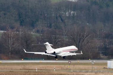 Zürih, İsviçre, 15 Ocak 2024 HB-JOR Göçebe Havacılık Bombacısı Global 5000 uçağı Davos 'taki dünya ekonomik forumu sırasında 14. piste yaklaşırken
