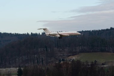 Zürih, İsviçre, 15 Ocak 2024 HB-JOR Göçebe Havacılık Bombacısı Global 5000 uçağı Davos 'taki dünya ekonomik forumu sırasında 14. piste yaklaşırken