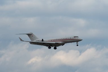 Zürih, İsviçre, 15 Ocak 2024 HB-JOR Göçebe Havacılık Bombacısı Global 5000 uçağı Davos 'taki dünya ekonomik forumu sırasında 14. piste yaklaşırken