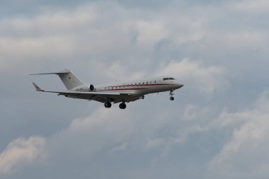 Zürih, İsviçre, 15 Ocak 2024 HB-JOR Göçebe Havacılık Bombacısı Global 5000 uçağı Davos 'taki dünya ekonomik forumu sırasında 14. piste yaklaşırken