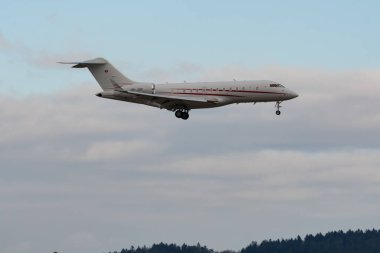 Zürih, İsviçre, 15 Ocak 2024 HB-JOR Göçebe Havacılık Bombacısı Global 5000 uçağı Davos 'taki dünya ekonomik forumu sırasında 14. piste yaklaşırken