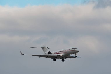 Zürih, İsviçre, 15 Ocak 2024 HB-JOR Göçebe Havacılık Bombacısı Global 5000 uçağı Davos 'taki dünya ekonomik forumu sırasında 14. piste yaklaşırken