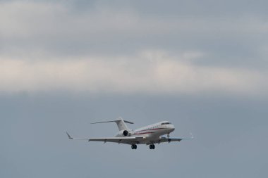 Zürih, İsviçre, 15 Ocak 2024 HB-JOR Göçebe Havacılık Bombacısı Global 5000 uçağı Davos 'taki dünya ekonomik forumu sırasında 14. piste yaklaşırken