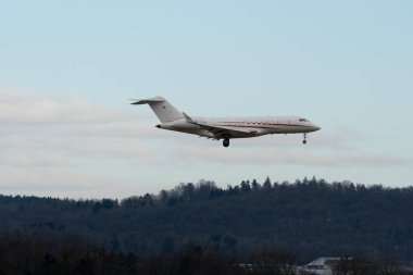 Zürih, İsviçre, 15 Ocak 2024 HB-JOR Göçebe Havacılık Bombacısı Global 5000 uçağı Davos 'taki dünya ekonomik forumu sırasında 14. piste yaklaşırken