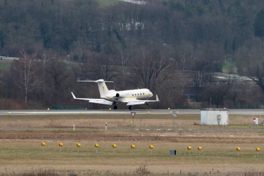 Zürih, İsviçre, 15 Ocak 2024 HZ-SKY2 Sky Prime Airation Gulfstream 450 uçağı Davos 'taki dünya ekonomik forumu sırasında 14. piste iniyor.