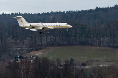 Zürih, İsviçre, 15 Ocak 2024 HZ-SKY2 Sky Prime Airation Gulfstream 450 uçağı Davos 'taki dünya ekonomik forumu sırasında 14. piste iniyor.