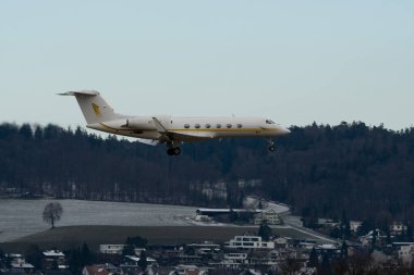 Zürih, İsviçre, 15 Ocak 2024 HZ-SKY2 Sky Prime Airation Gulfstream 450 uçağı Davos 'taki dünya ekonomik forumu sırasında 14. piste iniyor.