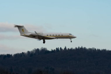 Zürih, İsviçre, 15 Ocak 2024 HZ-SKY2 Sky Prime Airation Gulfstream 450 uçağı Davos 'taki dünya ekonomik forumu sırasında 14. piste iniyor.