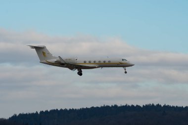 Zürih, İsviçre, 15 Ocak 2024 HZ-SKY2 Sky Prime Airation Gulfstream 450 uçağı Davos 'taki dünya ekonomik forumu sırasında 14. piste iniyor.
