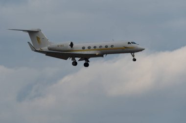 Zürih, İsviçre, 15 Ocak 2024 HZ-SKY2 Sky Prime Airation Gulfstream 450 uçağı Davos 'taki dünya ekonomik forumu sırasında 14. piste iniyor.
