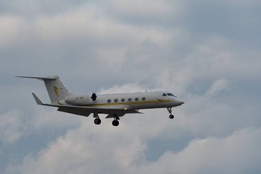 Zürih, İsviçre, 15 Ocak 2024 HZ-SKY2 Sky Prime Airation Gulfstream 450 uçağı Davos 'taki dünya ekonomik forumu sırasında 14. piste iniyor.