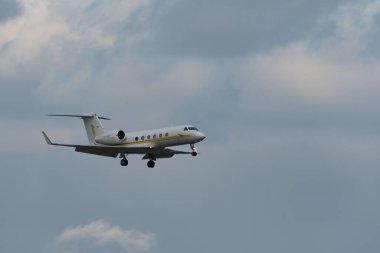 Zürih, İsviçre, 15 Ocak 2024 HZ-SKY2 Sky Prime Airation Gulfstream 450 uçağı Davos 'taki dünya ekonomik forumu sırasında 14. piste iniyor.