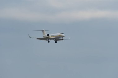 Zürih, İsviçre, 15 Ocak 2024 HZ-SKY2 Sky Prime Airation Gulfstream 450 uçağı Davos 'taki dünya ekonomik forumu sırasında 14. piste iniyor.