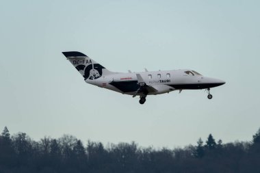 Zürih, İsviçre, 15 Ocak 2024 OE-FAA Uçan Boğalar Honda HA-420 Honda uçağı Davos 'taki dünya ekonomik forumu sırasında 14. piste iniyor.